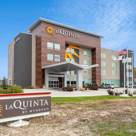 La Quinta Inn & Suites By Wyndham Shorewood Exterior photo