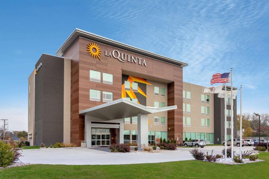 La Quinta Inn & Suites By Wyndham Shorewood Exterior photo